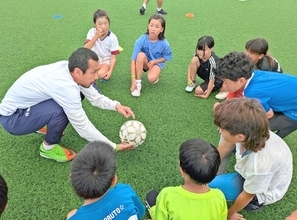 シュートのこつ　元日本代表が伝授　久保竜彦さんらが講師のサッカー体験会　沖縄・糸満市