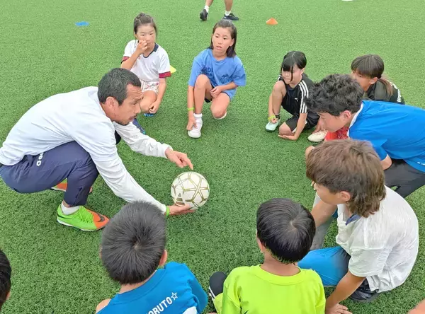 シュートのこつ　元日本代表が伝授　久保竜彦さんらが講師のサッカー体験会　沖縄・糸満市