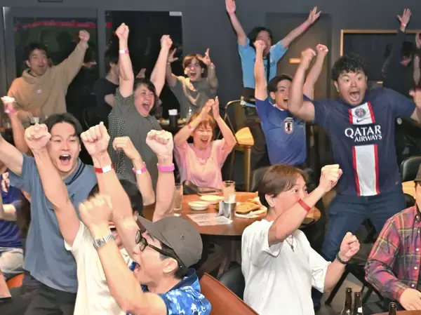 沖縄県内ファン、早朝の大声援　サッカーW杯、日本戦に大興奮