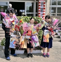 高校進学で島を離れる「15の春」　沖縄の小規模離島で涙の卒業式　