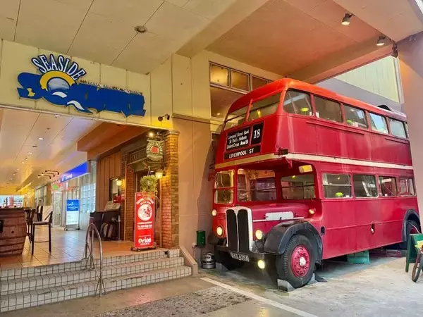 「【北谷町】アメリカンビレッジ内の2階建てロンドンバスが目印！『ダブルデッカー』で味わう非日常感あふれる食事時間♪【美ら浜つーしん】」の画像