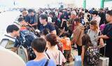 「那覇空港再開、台風の欠航影響で混雑　沖尚応援団「ほっとした」　航空スタッフら搭乗手続きに追われる」の画像1