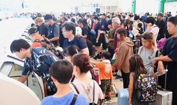 那覇空港再開、台風の欠航影響で混雑　沖尚応援団「ほっとした」　航空スタッフら搭乗手続きに追われる