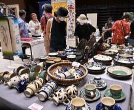 沖縄の民芸品が一堂に　染織物や木工品などが展示販売　「手しごと市」6月21日まで　那覇市