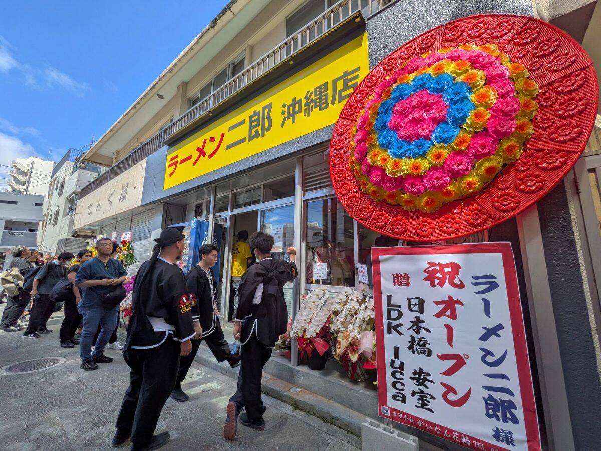 ラーメン二郎　初の沖縄直系店が開店　当日午前6時発表でも行列　東京から来店客も【動画と写真】