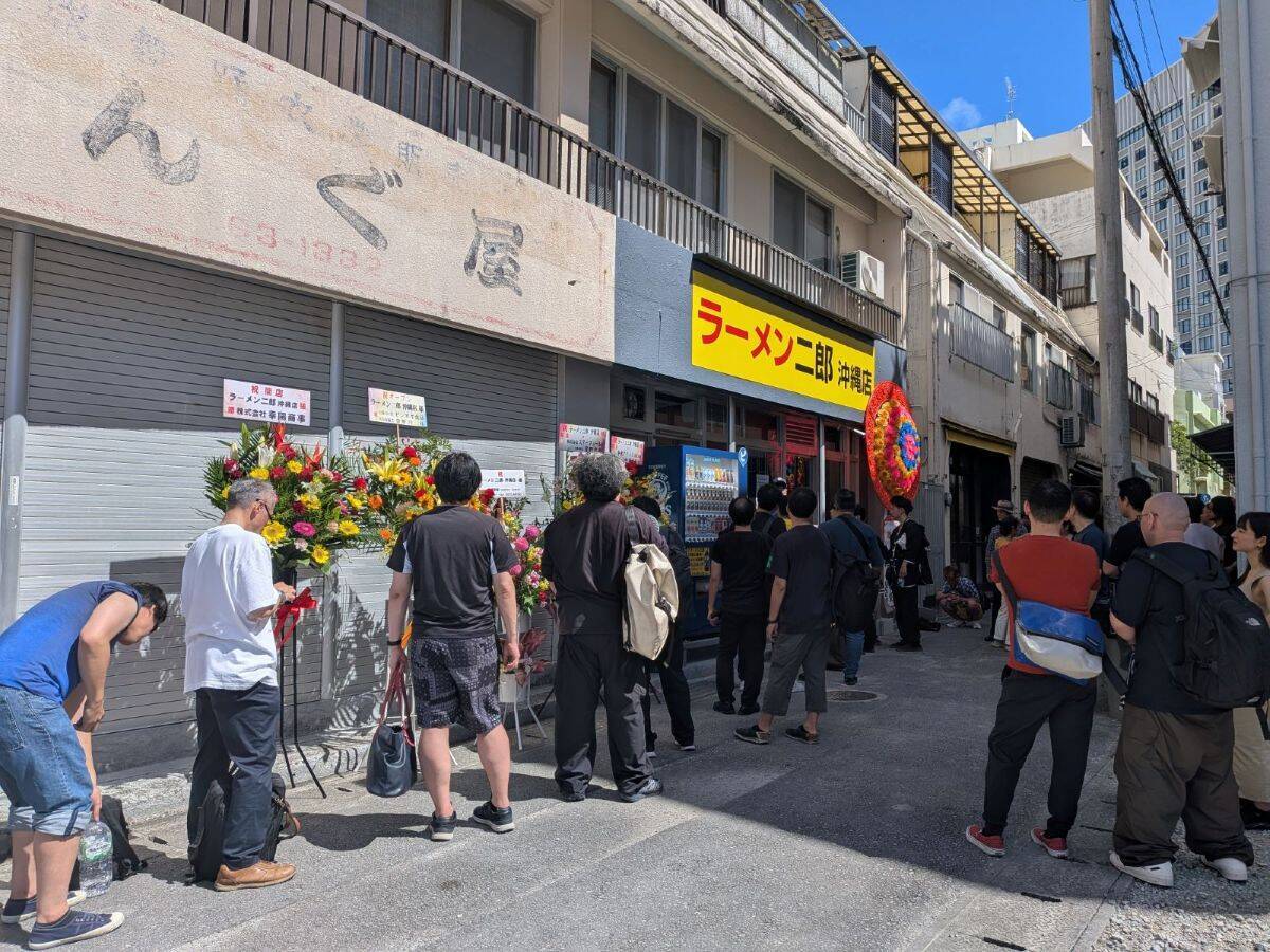 ラーメン二郎　初の沖縄直系店が開店　当日午前6時発表でも行列　東京から来店客も【動画と写真】