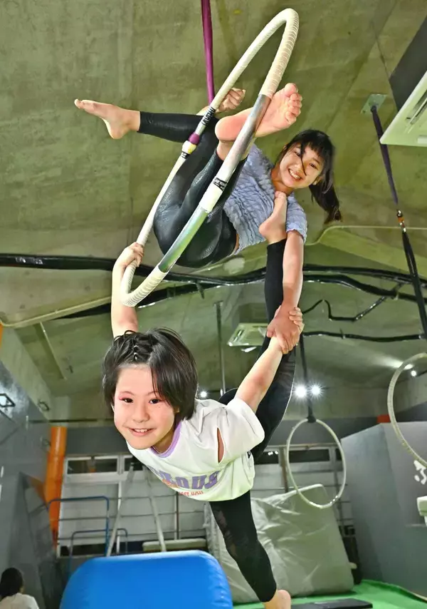 沖縄の小6と小5が世界一！　サーカスの空中ショーのような競技「エアリアルフープ」　日本人初出場の部門で