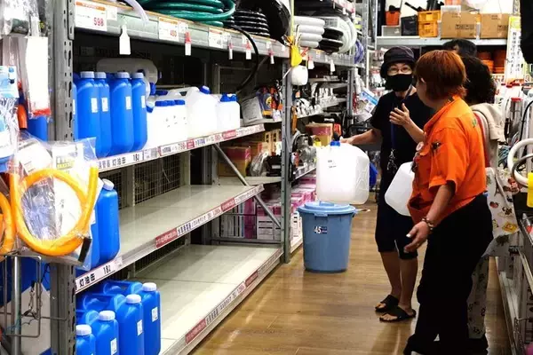 【沖縄で断水】「タンクはどこも売り切れだ」　水用の代わりに灯油用を手に取る客も　浦添市のメイクマン
