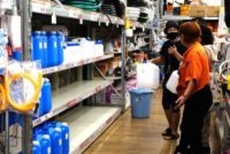【沖縄で断水】「タンクはどこも売り切れだ」　水用の代わりに灯油用を手に取る客も　浦添市のメイクマン