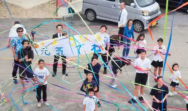「さびしい」離任する先生と児童生徒、手をつなぎ港まで　沖縄の津堅小中学校　船上から別れのテープ