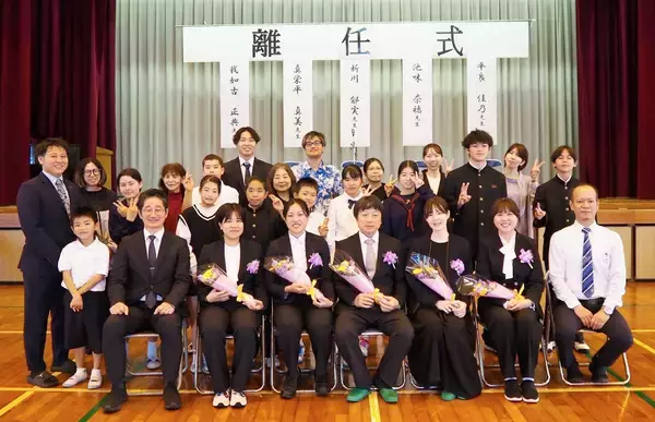 「「さびしい」離任する先生と児童生徒、手をつなぎ港まで　沖縄の津堅小中学校　船上から別れのテープ」の画像