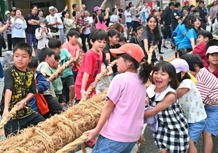 小中学生230人の「ハーイヤ！」　綱引き通し歴史学ぶ　第9回那覇こども大綱挽まつり