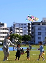 家族でたこ揚げ　冬空彩る　きょう二十四節気の一つ「小寒」
