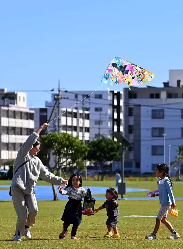 家族でたこ揚げ　冬空彩る　きょう二十四節気の一つ「小寒」
