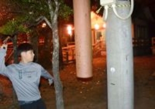 米軍払い下げのガスボンベをハンマーで打って除夜の鐘　早打ちする子に「もっとゆっくり」　沖縄・名護市