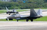 「米軍嘉手納基地にF22ラプター6機が飛来　暫定配備の可能性も」の画像1