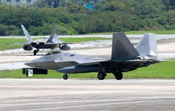 米軍嘉手納基地にF22ラプター6機が飛来　暫定配備の可能性も