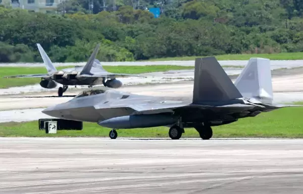 米軍嘉手納基地にF22ラプター6機が飛来　暫定配備の可能性も