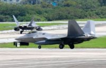 米軍嘉手納基地にF22ラプター6機が飛来　暫定配備の可能性も