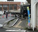 「「店の前で事故は3回目」 大型貨物車が電柱に衝突、店に突っ込む　沖縄・与那原町」の画像1