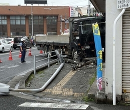 「店の前で事故は3回目」 大型貨物車が電柱に衝突、店に突っ込む　沖縄・与那原町