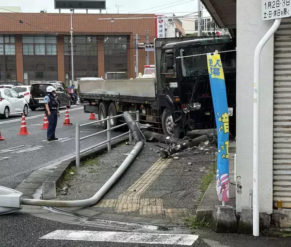 「店の前で事故は3回目」 大型貨物車が電柱に衝突、店に突っ込む　沖縄・与那原町