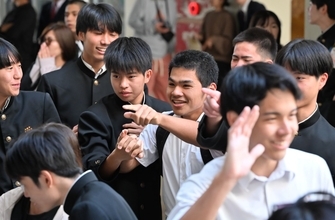 抱き合い喜ぶ受験生　1万3054人が合格　沖縄県立高と特別支援学校高等部で発表