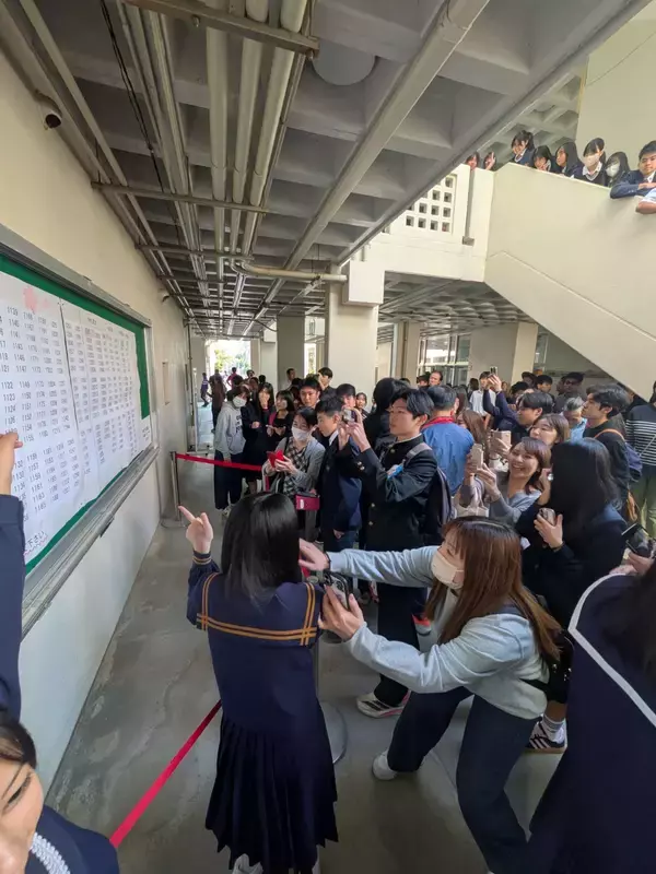 「抱き合い喜ぶ受験生　1万3054人が合格　沖縄県立高と特別支援学校高等部で発表」の画像