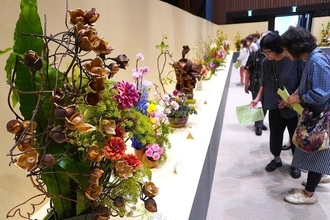 16流派の花の競演　色とりどりの75作品に来場者も魅了　チャリティーいけばな展、4月19日までタイムスホール