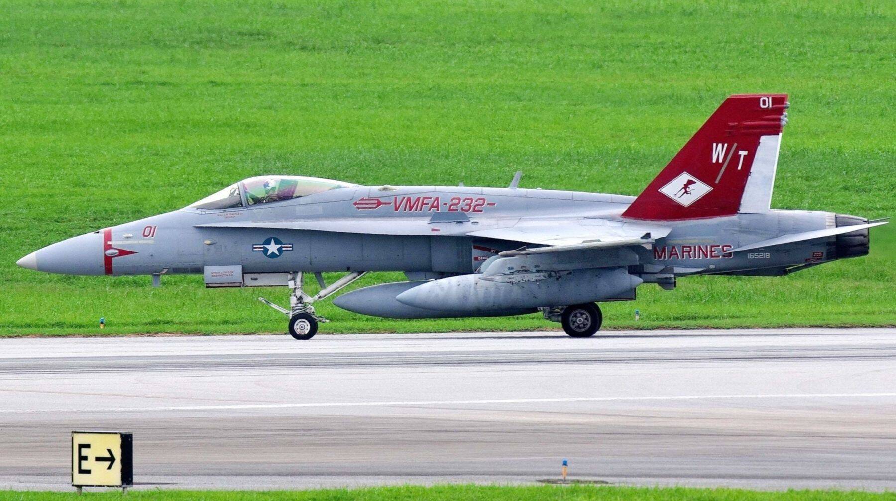 米空軍の高官輸送機C40　嘉手納基地に飛来　3機のFA18戦闘攻撃機も