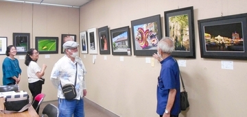 シニアが切り取る日常の輝き　ハイサイフォトクラブ、力作並ぶ写真展を開催　沖縄市役所ロビー