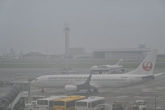 那覇空港行き3便、嘉手納基地に着陸　悪天候で