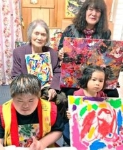 全国テレビで「沖縄のピカソ」と紹介されたダウン症の画家　祖母・母・めいと初の4世代展　「足を止めて見てくれてうれしい」