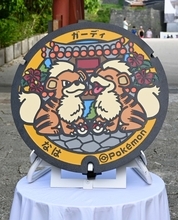 「ポケモン好きにはたまらない」　首里城公園内で「ポケふた」お披露目式　那覇市・龍潭広場に設置