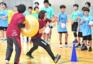 「パスを受けたときに…」　東京五輪出場のハンドボール池原綾香さん、沖縄の小中学生に教えた攻め方とは