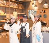 「イチオシは「キャラメルジェラート付きジャスミンプリン」　作りたてのスイーツが並ぶ糸満市の「工場カフェ」」の画像1