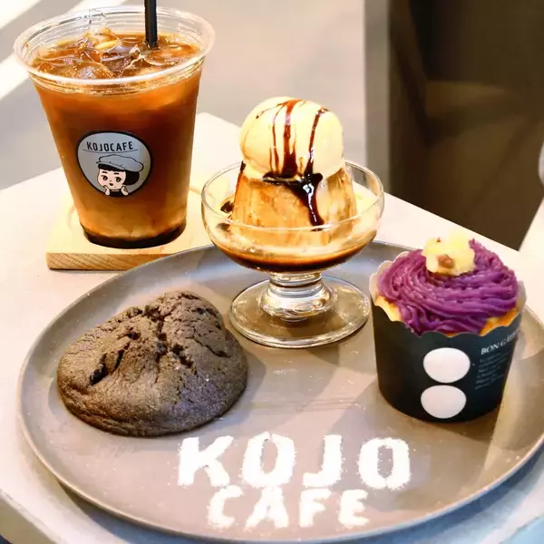 「イチオシは「キャラメルジェラート付きジャスミンプリン」　作りたてのスイーツが並ぶ糸満市の「工場カフェ」」の画像