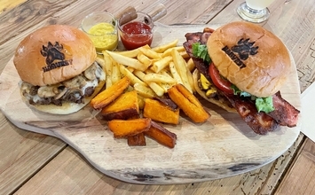 ほんのり甘いバンズとゴロゴロ粗びき肉が絶妙！心も満たすハンバーガー　沖縄市のＨＡＲＶＥＳＴ ＨＡＭＢＵＲＧＥＲコザ店