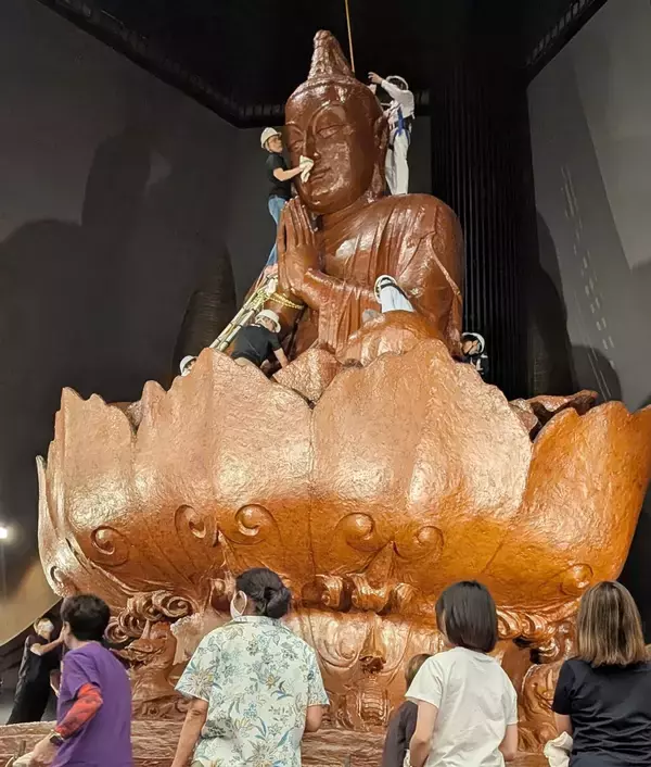 平和な世を願い「浄め」　糸満市・摩文仁の祈念像　慰霊の日を前に