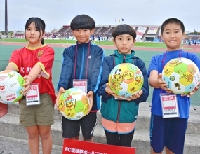 シーサーや三線を描いた「夢ボール」　FC琉球、デザインした小学生4人を表彰「うれしい」　県内の全小学校に寄贈へ