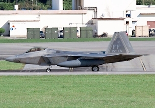 F22が新たに4機、嘉手納基地に飛来　米国バージニア州から
