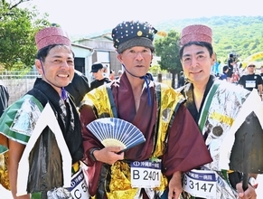 琉球国王がマラソン大会に”降臨”　尚巴志らに扮し完走　沿道の人気集める【尚巴志ハーフマラソンin南城】