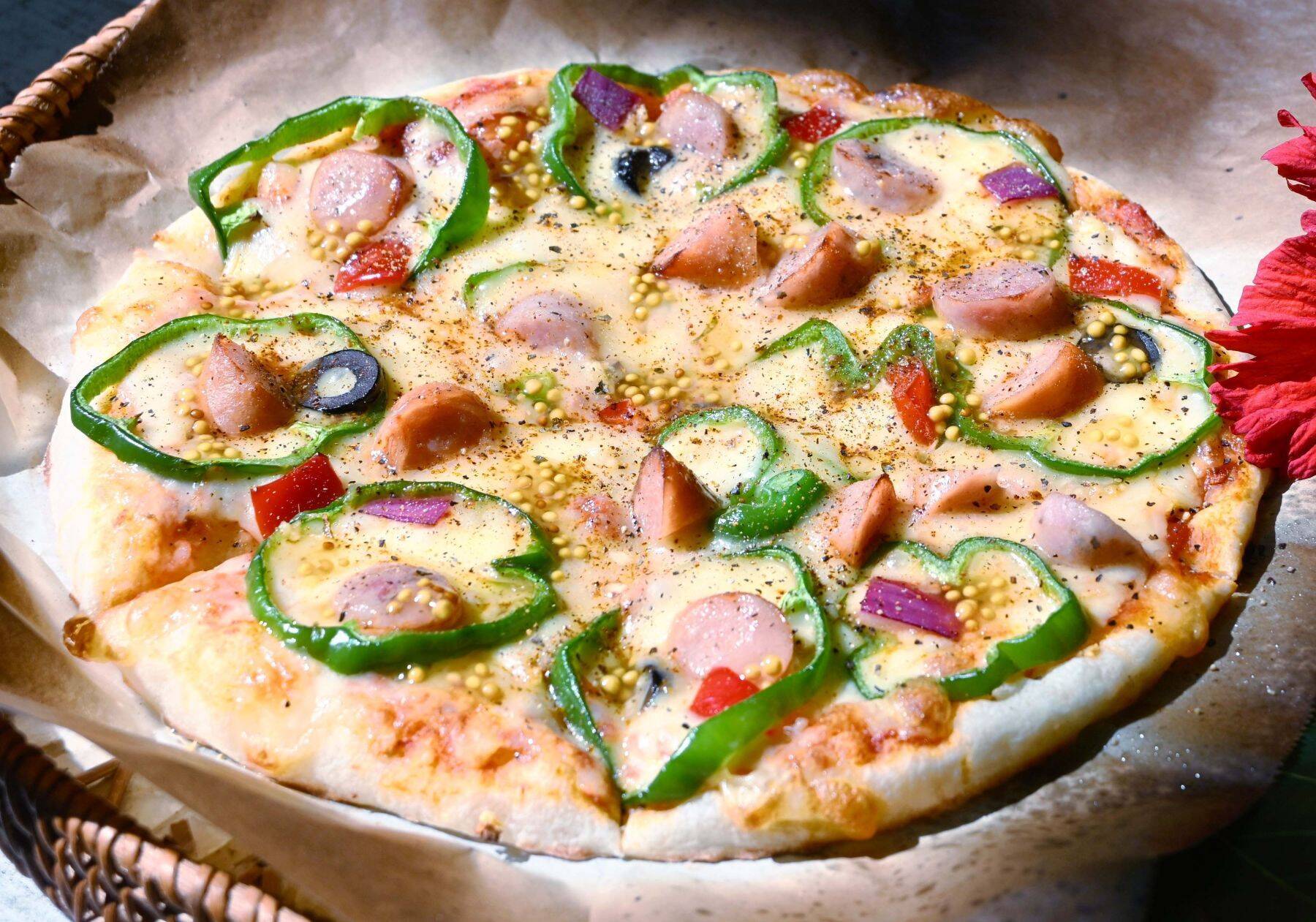 もちもち生地に島豚ウインナーと野菜が絶妙！一番人気の「イチャラピザ」　本部町のcafe ichara