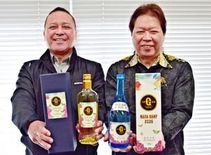 「キャンプと泡盛楽しんで」 巨人の那覇キャンプ16周年を祝い記念ボトル　県酒造協同組合が発売