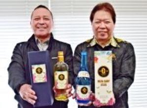「キャンプと泡盛楽しんで」 巨人の那覇キャンプ16周年を祝い記念ボトル　県酒造協同組合が発売