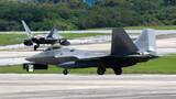 「米軍F22ラプター　嘉手納基地に飛来　アラスカ州から6機」の画像1
