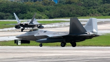 米軍F22ラプター　嘉手納基地に飛来　アラスカ州から6機