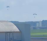 「米軍のパラシュート訓練始まる　強い風吹く嘉手納飛行場で5人降下　町や町議会は抗議」の画像1