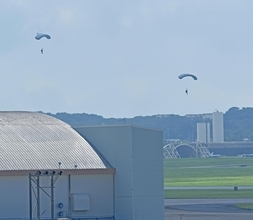 米軍のパラシュート訓練始まる　強い風吹く嘉手納飛行場で5人降下　町や町議会は抗議