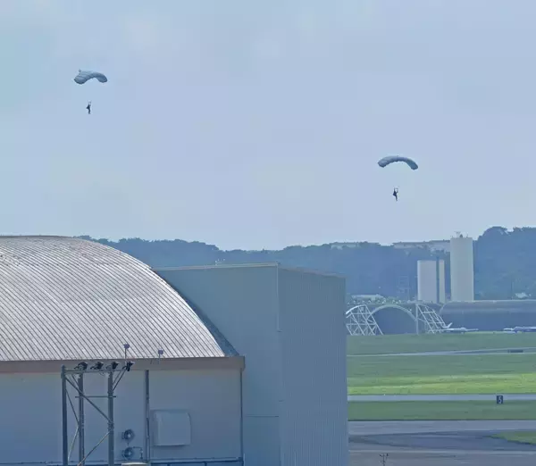 米軍のパラシュート訓練始まる　強い風吹く嘉手納飛行場で5人降下　町や町議会は抗議